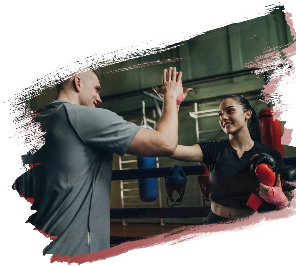 Stockfoto von Boxerin die Trainer abklatscht vor dem Kampf